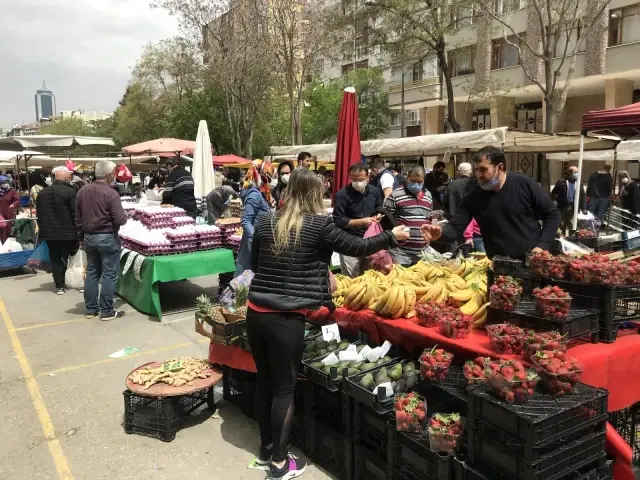 Konya'da tam kapanma öncesi semt pazarlarında yoğunluk Konya'da tam kapanma öncesi semt pazarlarında yoğunluk