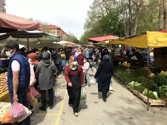 Konya'da tam kapanma öncesi semt pazarlarında yoğunluk Konya'da tam kapanma öncesi semt pazarlarında yoğunluk