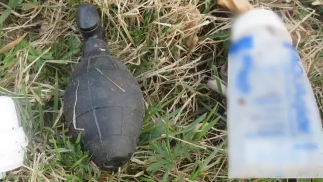 Koşuya çıkan kadının el bombası zannedip ekiplere haber verdiği nesne, cinsel ilişki oyuncağı çıktı Koşuya çıkan kadının el bombası zannedip ekiplere haber verdiği nesne, cinsel ilişki oyuncağı çıktı