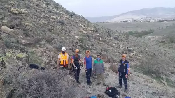 KOYUNUYLA BİRLİKTE MAHSUR KALAN ÇOBAN, KURTARILDI KOYUNUYLA BİRLİKTE MAHSUR KALAN ÇOBAN, KURTARILDI