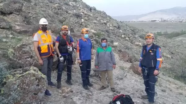 KOYUNUYLA BİRLİKTE MAHSUR KALAN ÇOBAN, KURTARILDI KOYUNUYLA BİRLİKTE MAHSUR KALAN ÇOBAN, KURTARILDI