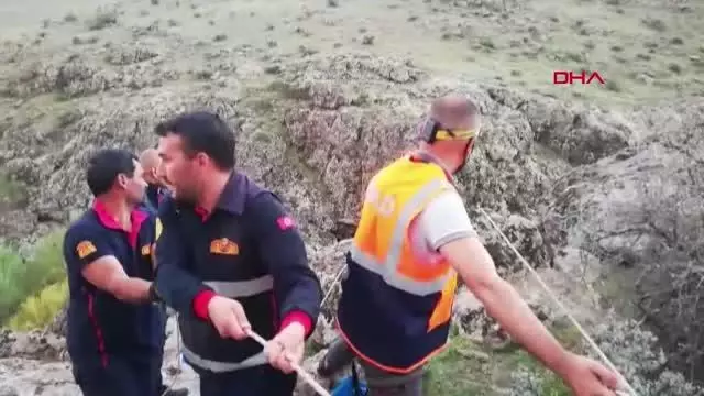 KOYUNUYLA BİRLİKTE MAHSUR KALAN ÇOBAN, KURTARILDI KOYUNUYLA BİRLİKTE MAHSUR KALAN ÇOBAN, KURTARILDI