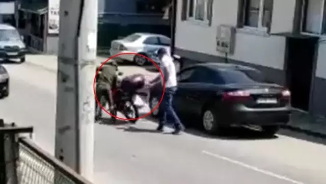 Yumruk atıp ölüm tehditleri savurduğu sürücü, otomobilden inince motosikletli arkasına bakmadan kaçtı Yumruk atıp ölüm tehditleri savurduğu sürücü, otomobilden inince motosikletli arkasına bakmadan kaçtı
