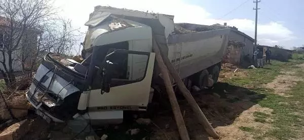Kum yüklü kamyon devrildi: 1 ölü, 1 yaralı Kum yüklü kamyon devrildi: 1 ölü, 1 yaralı