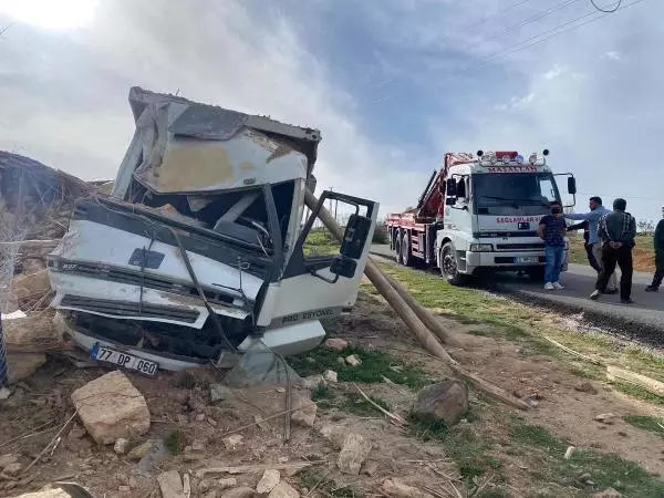 Kum yüklü kamyon devrildi: 1 ölü, 1 yaralı Kum yüklü kamyon devrildi: 1 ölü, 1 yaralı