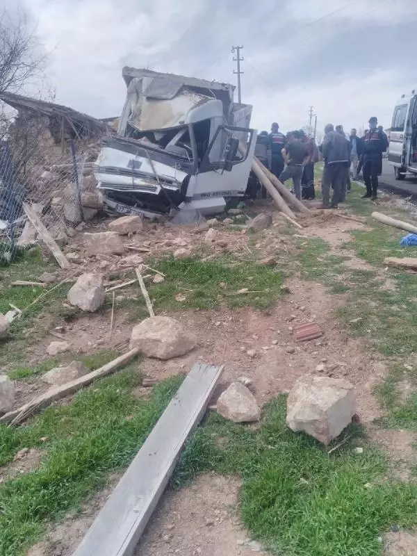 Kum yüklü kamyon devrildi: 1 ölü, 1 yaralı Kum yüklü kamyon devrildi: 1 ölü, 1 yaralı