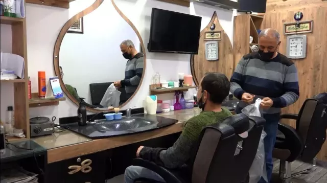 Kuşadası'nda tam kapanma öncesi berberlerde yoğunluk oluştu Kuşadası'nda tam kapanma öncesi berberlerde yoğunluk oluştu
