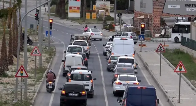 Tam kapanma öncesi Kuşadası'nda trafik kilitlendi Tam kapanma öncesi Kuşadası'nda trafik kilitlendi