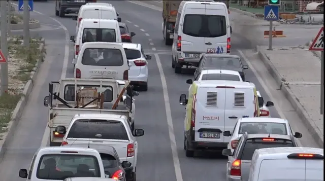 Tam kapanma öncesi Kuşadası'nda trafik kilitlendi Tam kapanma öncesi Kuşadası'nda trafik kilitlendi