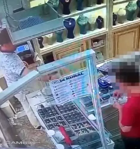 Kuyumcu şüphelendi, sahte dolar çetesi çökertildi Kuyumcu şüphelendi, sahte dolar çetesi çökertildi