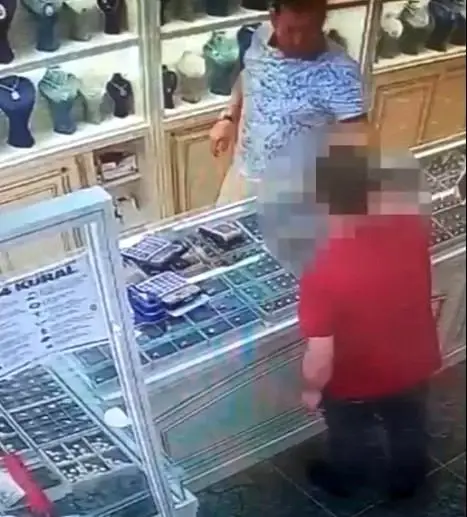 Kuyumcu şüphelendi, sahte dolar çetesi çökertildi Kuyumcu şüphelendi, sahte dolar çetesi çökertildi