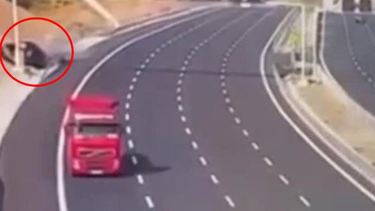Kuzey Marmara Otoyolu'nda Kazakistan konsolosluğuna ait otomobilin devrilme anı kamerada