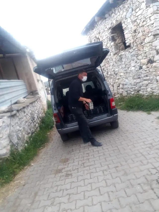 Mahalle derneği, yaşlılara 3 çeşit iftarlık yemek dağıtıyor Mahalle derneği, yaşlılara 3 çeşit iftarlık yemek dağıtıyor