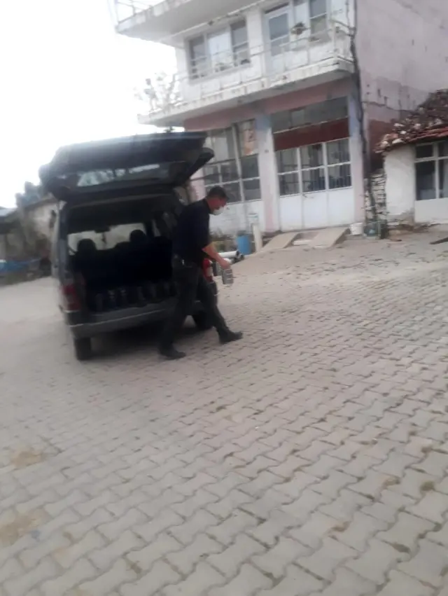 Mahalle derneği, yaşlılara 3 çeşit iftarlık yemek dağıtıyor Mahalle derneği, yaşlılara 3 çeşit iftarlık yemek dağıtıyor
