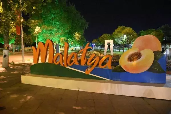MALATYA'DA 17 GÜNLÜK 'TAM ZAMANLI KISITLAMA'DA SOKAKLAR BOŞ KALDI MALATYA'DA 17 GÜNLÜK 'TAM ZAMANLI KISITLAMA'DA SOKAKLAR BOŞ KALDI