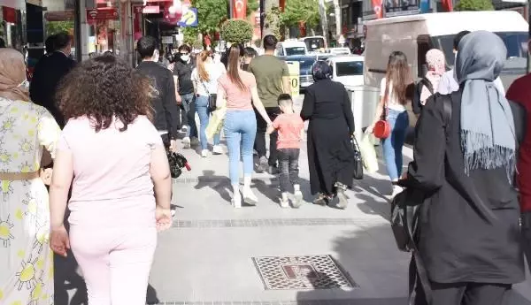 MALATYA'DA 'TAM KAPANMA' ÖNCESİ BAYRAM ALIŞVERİŞİ YOĞUNLUĞU MALATYA'DA 'TAM KAPANMA' ÖNCESİ BAYRAM ALIŞVERİŞİ YOĞUNLUĞU