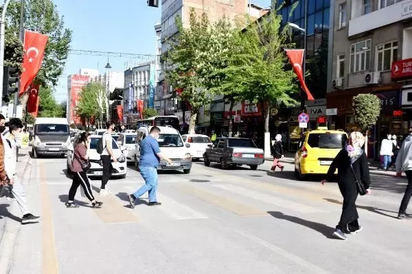 MALATYA'DA 'TAM KAPANMA' ÖNCESİ BAYRAM ALIŞVERİŞİ YOĞUNLUĞU MALATYA'DA 'TAM KAPANMA' ÖNCESİ BAYRAM ALIŞVERİŞİ YOĞUNLUĞU