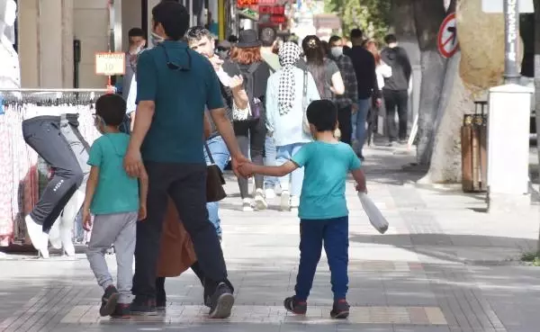 MALATYA'DA 'TAM KAPANMA' ÖNCESİ BAYRAM ALIŞVERİŞİ YOĞUNLUĞU MALATYA'DA 'TAM KAPANMA' ÖNCESİ BAYRAM ALIŞVERİŞİ YOĞUNLUĞU