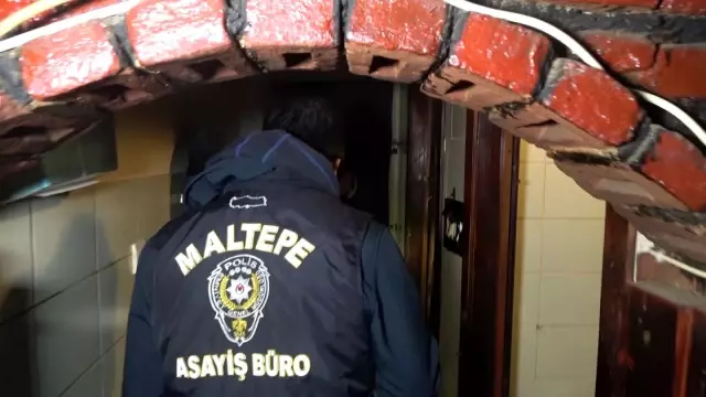 Son dakika haberleri: Maltepe'de kısıtlamayı ihlal ederek eğlence düzenleyen şahısların polisten kaçış yöntemi pes dedirtti Son dakika haberleri: Maltepe'de kısıtlamayı ihlal ederek eğlence düzenleyen şahısların polisten kaçış yöntemi pes dedirtti