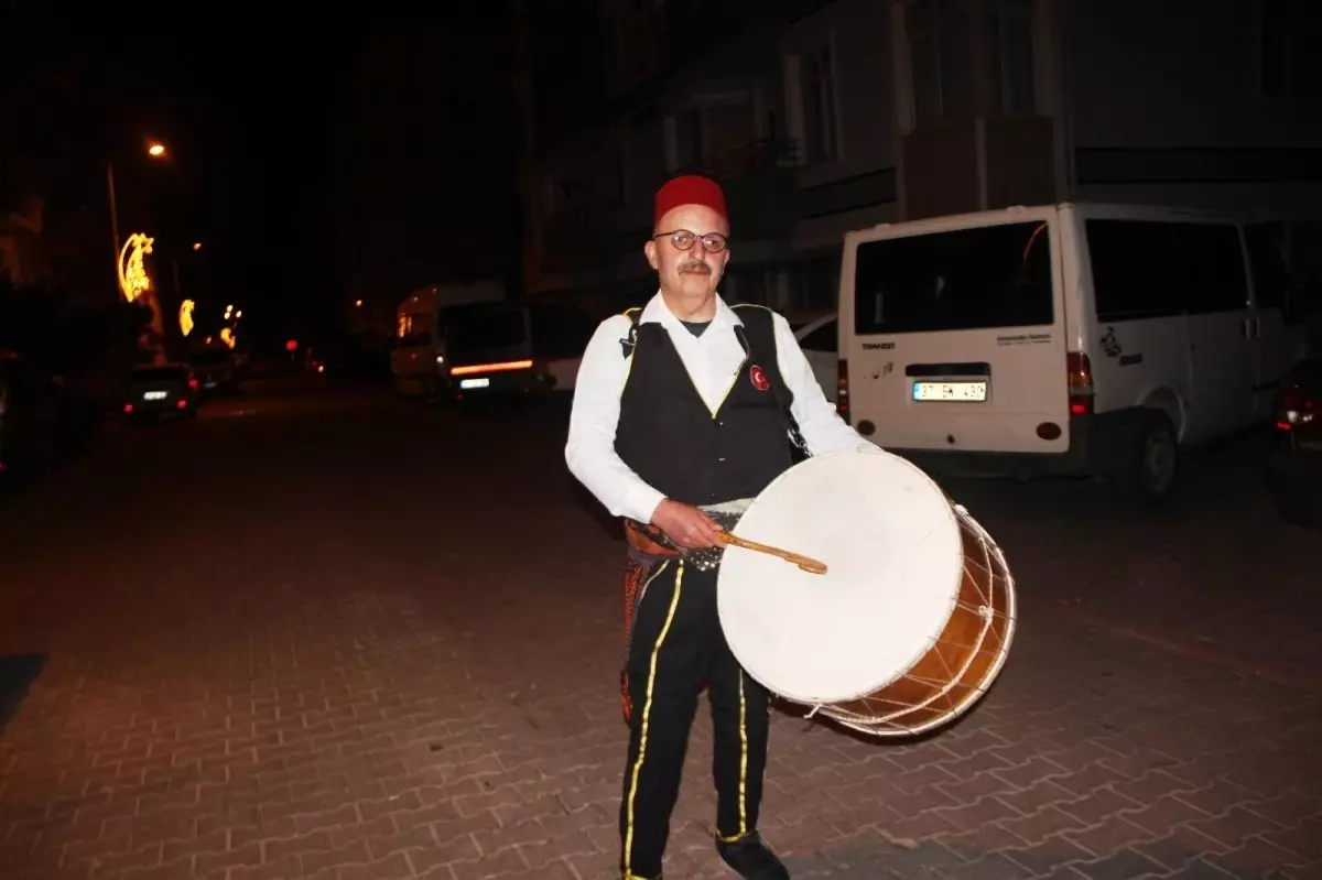 Manileri ve davuluyla sokakları şenlendiriyor