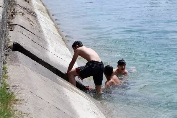 MANŞ DENİZİ'Nİ YÜZEREK GEÇEN İLK TÜRK KADIN YÜZÜCÜ KANALDA BOĞULMALARA ÇOK ÜZÜLÜYORUM MANŞ DENİZİ'Nİ YÜZEREK GEÇEN İLK TÜRK KADIN YÜZÜCÜ KANALDA BOĞULMALARA ÇOK ÜZÜLÜYORUM