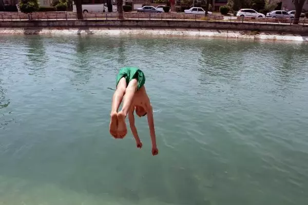 MANŞ DENİZİ'Nİ YÜZEREK GEÇEN İLK TÜRK KADIN YÜZÜCÜ KANALDA BOĞULMALARA ÇOK ÜZÜLÜYORUM MANŞ DENİZİ'Nİ YÜZEREK GEÇEN İLK TÜRK KADIN YÜZÜCÜ KANALDA BOĞULMALARA ÇOK ÜZÜLÜYORUM