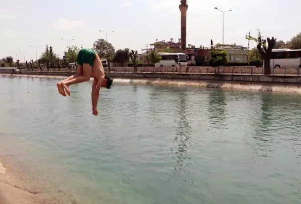 MANŞ DENİZİ'Nİ YÜZEREK GEÇEN İLK TÜRK KADIN YÜZÜCÜ KANALDA BOĞULMALARA ÇOK ÜZÜLÜYORUM MANŞ DENİZİ'Nİ YÜZEREK GEÇEN İLK TÜRK KADIN YÜZÜCÜ KANALDA BOĞULMALARA ÇOK ÜZÜLÜYORUM