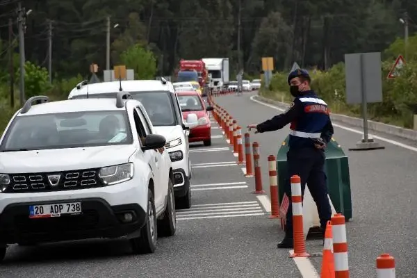 MARMARİS GİRİŞİNDE TAM KAPANMA ÖNCESİ 10 KİLOMETRE ARAÇ KONVOYU MARMARİS GİRİŞİNDE TAM KAPANMA ÖNCESİ 10 KİLOMETRE ARAÇ KONVOYU
