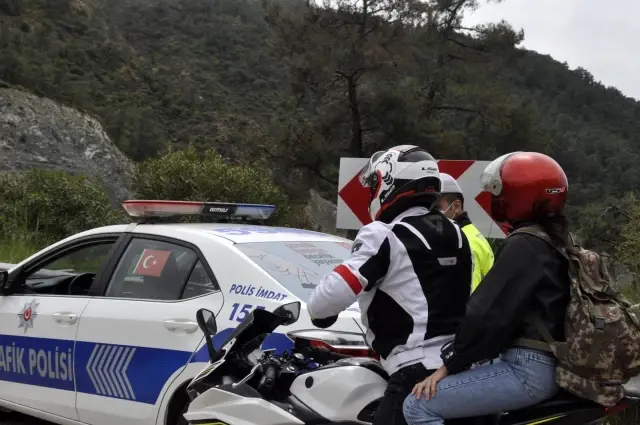 Marmaris'te lüks araçta radar tespit cihazı yakalandı Marmaris'te lüks araçta radar tespit cihazı yakalandı