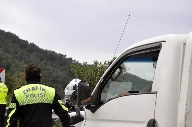 Marmaris'te lüks araçta radar tespit cihazı yakalandı Marmaris'te lüks araçta radar tespit cihazı yakalandı