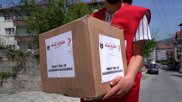 Mesut Özil; Ramazan'da hemşehrilerine sahip çıktı Mesut Özil; Ramazan'da hemşehrilerine sahip çıktı