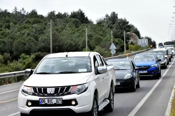 MUĞLA'DA 'TAM KAPANMA' ÖNCESİ 2 KİLOMETRELİK KUYRUK MUĞLA'DA 'TAM KAPANMA' ÖNCESİ 2 KİLOMETRELİK KUYRUK