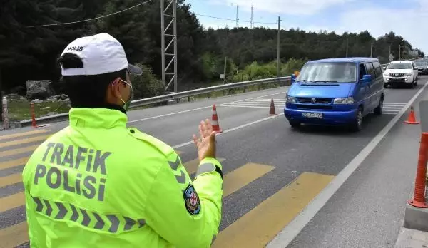 MUĞLA'DA 'TAM KAPANMA' ÖNCESİ 2 KİLOMETRELİK KUYRUK MUĞLA'DA 'TAM KAPANMA' ÖNCESİ 2 KİLOMETRELİK KUYRUK