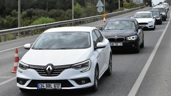 MUĞLA'DA 'TAM KAPANMA' ÖNCESİ 2 KİLOMETRELİK KUYRUK MUĞLA'DA 'TAM KAPANMA' ÖNCESİ 2 KİLOMETRELİK KUYRUK