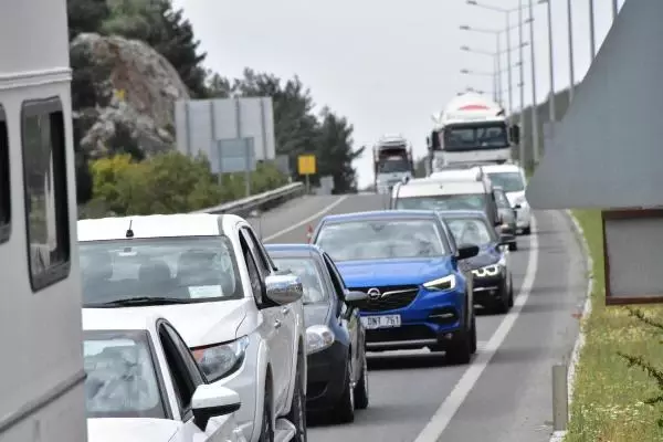 MUĞLA'DA 'TAM KAPANMA' ÖNCESİ 2 KİLOMETRELİK KUYRUK MUĞLA'DA 'TAM KAPANMA' ÖNCESİ 2 KİLOMETRELİK KUYRUK