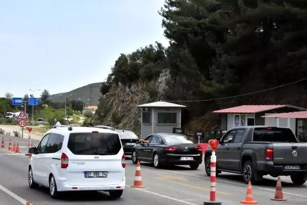 MUĞLA'DA 'TAM KAPANMA' ÖNCESİ 2 KİLOMETRELİK KUYRUK MUĞLA'DA 'TAM KAPANMA' ÖNCESİ 2 KİLOMETRELİK KUYRUK