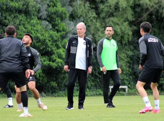 Mustafa Denizli: 'Buraya laf olsun diye gelmedim' Mustafa Denizli: 'Buraya laf olsun diye gelmedim'