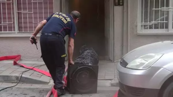 AYDIN OCAKTA UNUTULAN İFTAR YEMEĞİ MUTFAĞI KÜLE ÇEVİRDİ; 1 KİŞİ DUMANDAN ETKİLENDİ AYDIN OCAKTA UNUTULAN İFTAR YEMEĞİ MUTFAĞI KÜLE ÇEVİRDİ; 1 KİŞİ DUMANDAN ETKİLENDİ