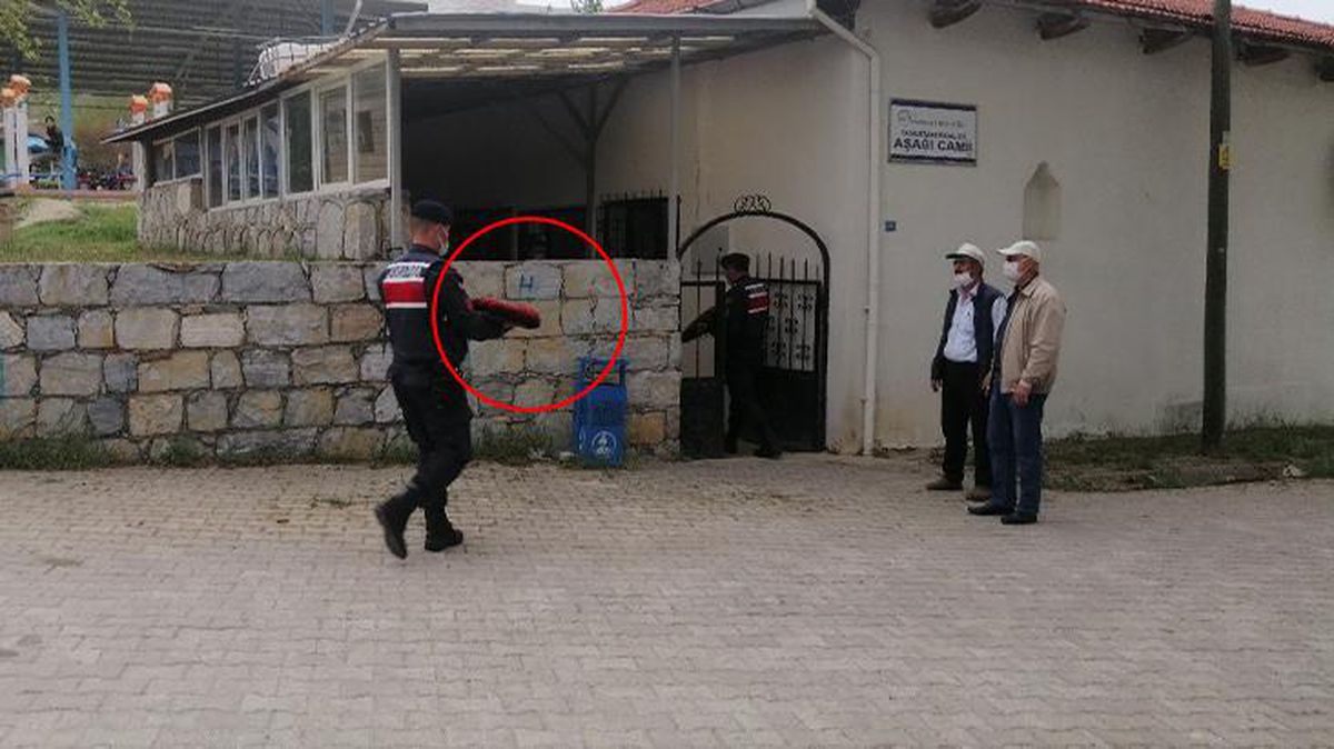 Öğle vakti camiden çalınan kilimler, ekiplerin çalışması sonucu bulunarak yatsı namazına yetiştirildi