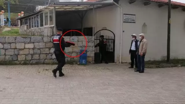 Öğle vakti camiden çalınan kilimler, ekiplerin çalışması sonucu bulunarak yatsı namazına yetiştirildi Öğle vakti camiden çalınan kilimler, ekiplerin çalışması sonucu bulunarak yatsı namazına yetiştirildi