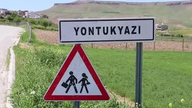 Okulların boyandığı projede köy sakinleri de yeteneklerini sergiliyor Okulların boyandığı projede köy sakinleri de yeteneklerini sergiliyor