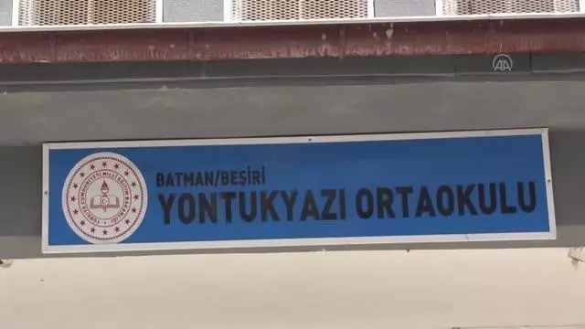 Okulların boyandığı projede köy sakinleri de yeteneklerini sergiliyor Okulların boyandığı projede köy sakinleri de yeteneklerini sergiliyor