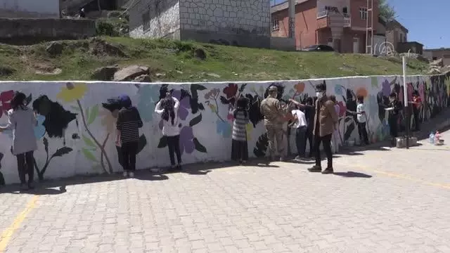 Okulların boyandığı projede köy sakinleri de yeteneklerini sergiliyor Okulların boyandığı projede köy sakinleri de yeteneklerini sergiliyor