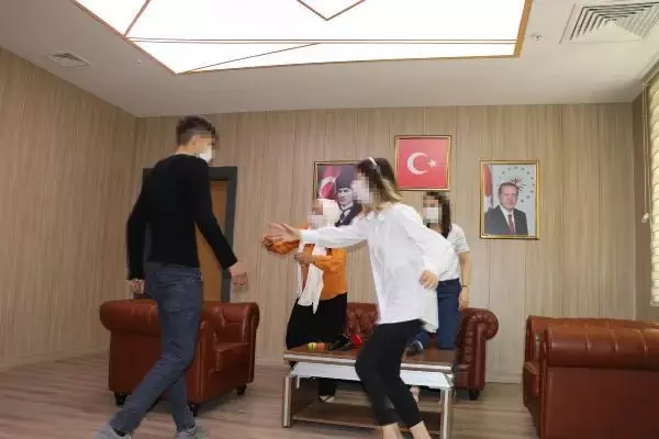 Örgütten kaçıp teslim olan PKK'lı, ailesiyle buluştu Örgütten kaçıp teslim olan PKK'lı, ailesiyle buluştu