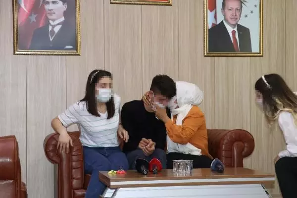 Örgütten kaçıp teslim olan PKK'lı, ailesiyle buluştu Örgütten kaçıp teslim olan PKK'lı, ailesiyle buluştu