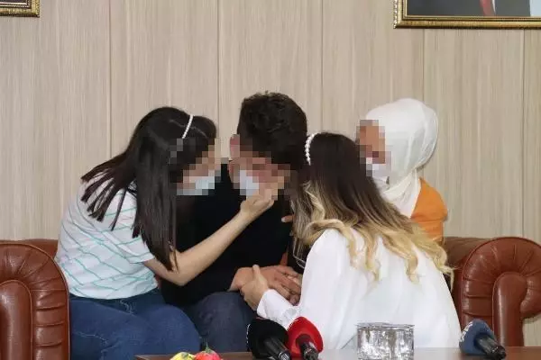Örgütten kaçıp teslim olan PKK'lı, ailesiyle buluştu Örgütten kaçıp teslim olan PKK'lı, ailesiyle buluştu