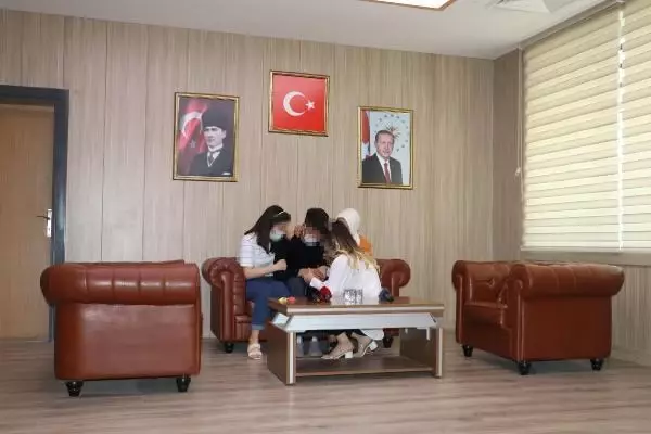 Örgütten kaçıp teslim olan PKK'lı, ailesiyle buluştu Örgütten kaçıp teslim olan PKK'lı, ailesiyle buluştu