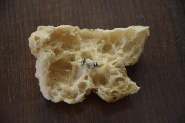 Orucunu açıp pideyi ağzına götürdüğünde neye uğradığını şaşırdı! İçinden 3 santimlik vida çıktı