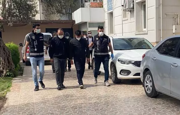 OSMANİYE'DE SAHTE DOLAR BOZDURMAK İSTEYEN 4 KİŞİ YAKALANDI OSMANİYE'DE SAHTE DOLAR BOZDURMAK İSTEYEN 4 KİŞİ YAKALANDI