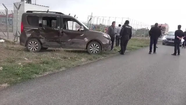 Otomobil ile hafif ticari araç çarpıştı: 4 yaralı Otomobil ile hafif ticari araç çarpıştı: 4 yaralı